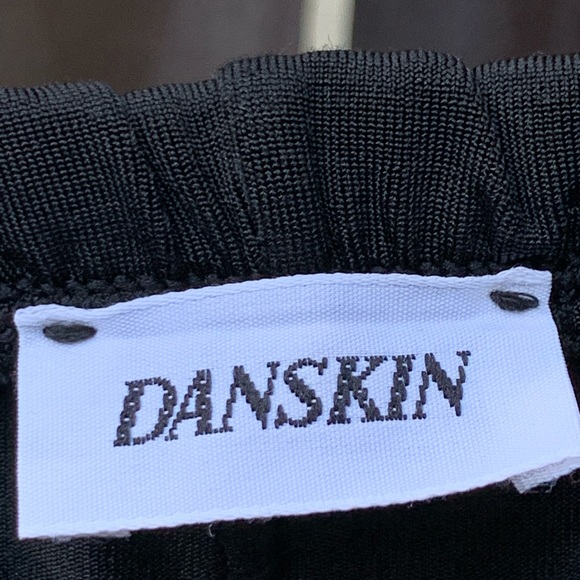 WOMEN’S PETITE BLACK DANSKIN PANTS. - Picture 8 of 10